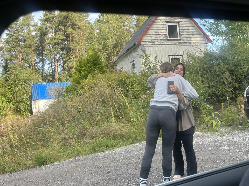 barbro og fatima omfavner hverandre