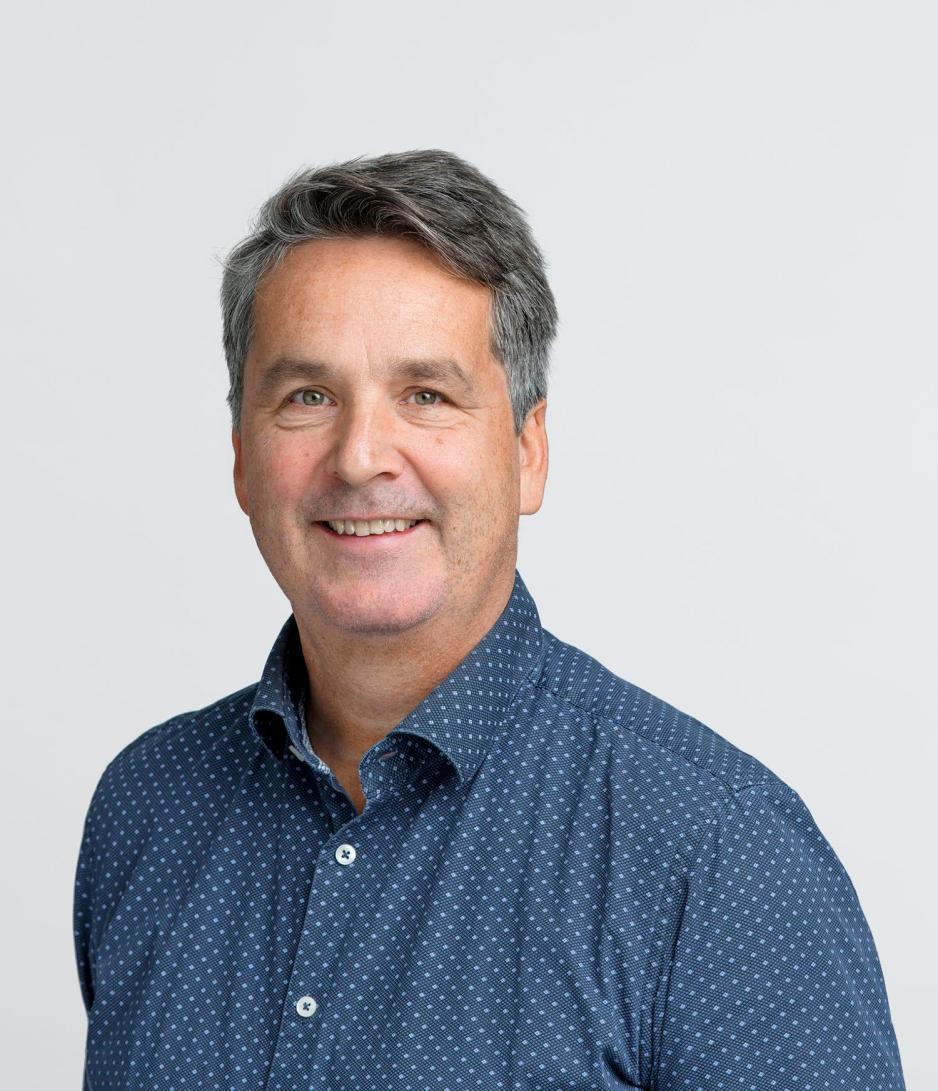 Mann i bl&aring; skjorte