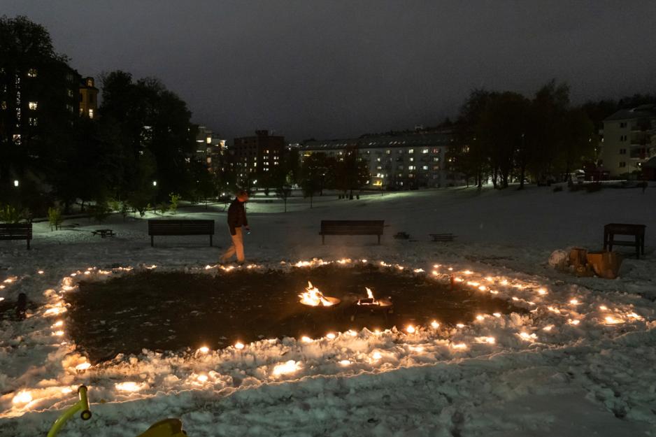 Iladalen park opplyst av fakler