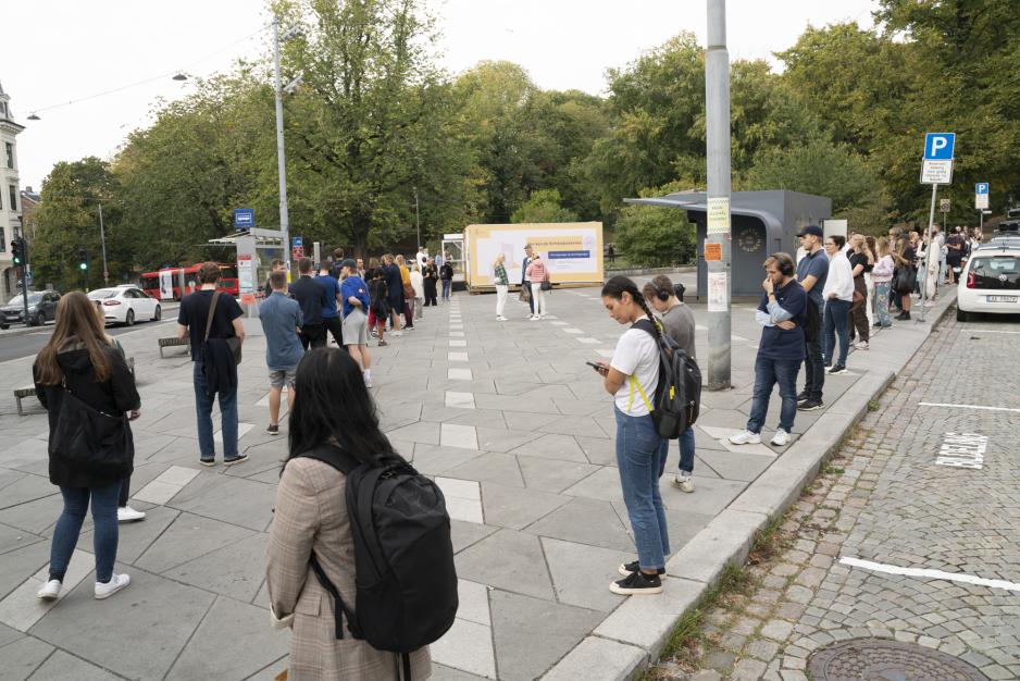 Velgere venter i k&oslash; utenfor forh&aring;ndsvalglokale