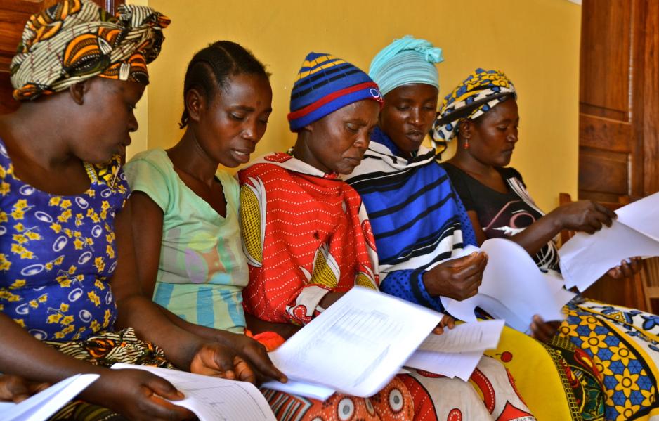 Studenter som sitter og ser p&aring; et ark sammen