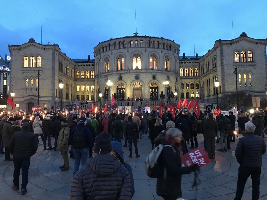 Demonstranter har samlet seg p&aring; Eidsvoll plass. Stortinget i bakgrunnen.