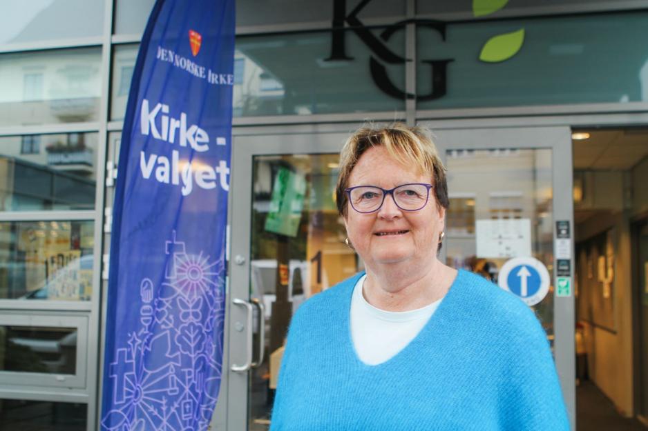 Sissel B&oslash;e foran kirkevalgslokale