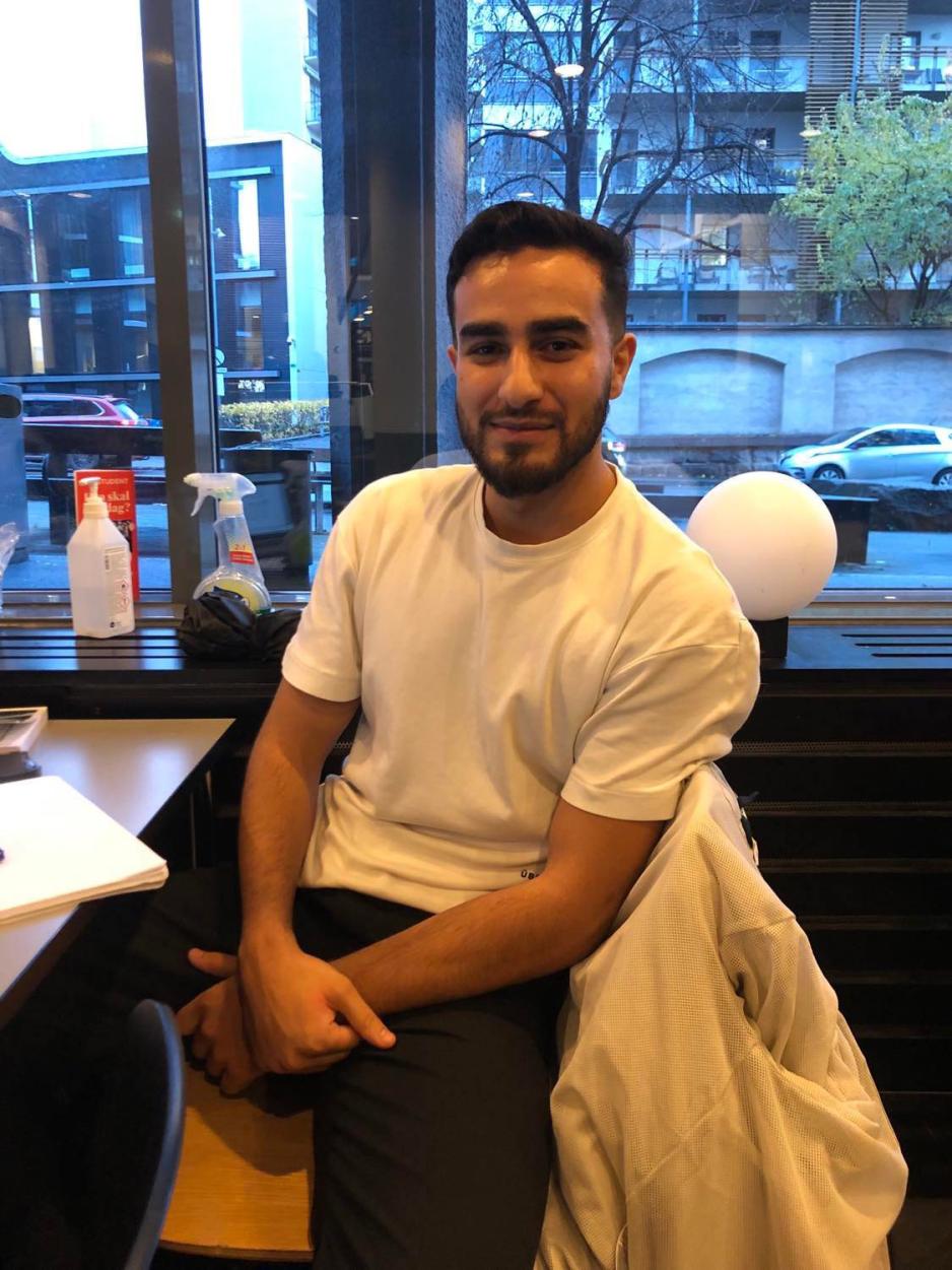 Harvin sitter p&aring; en stol og snakker