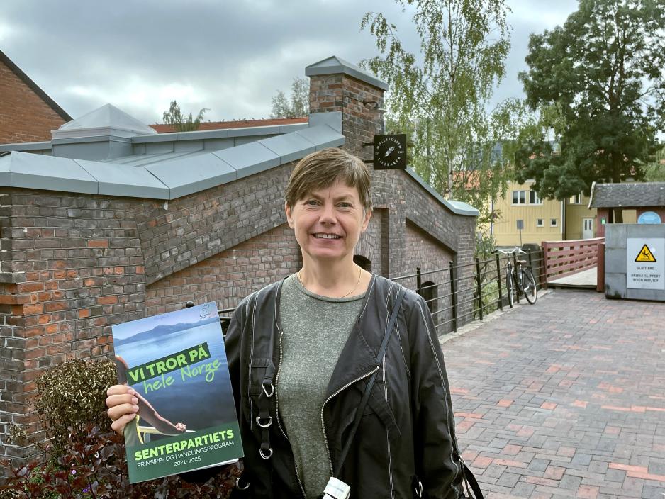 Bilde av Margaret Eide Hillestad som holder Senterpartiets prinsipp- og handlingsplan hefte