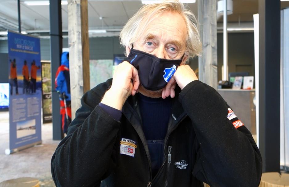 Lasse Dehle sitter med hendene inntil kinnene, med munnbind i resepsjonen p&aring; Beitost&oslash;len Aktiv & Skiskole