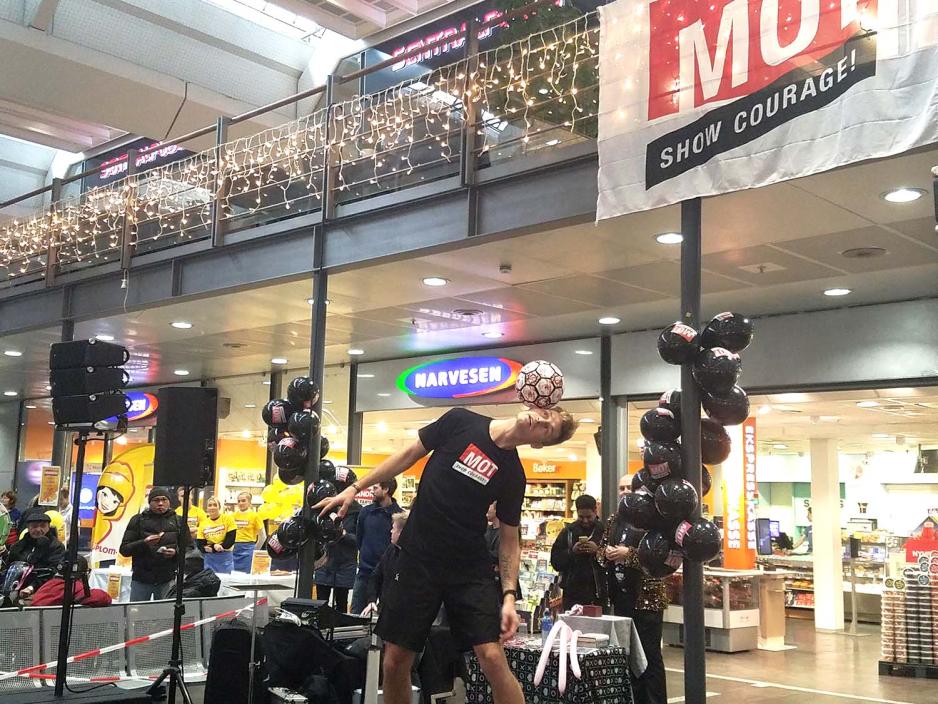 Tobias Becs trikser med fotball p&aring; scenen p&aring; Oslo S.