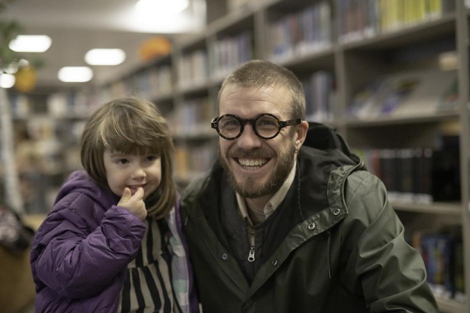 H&aring;kon Nj&oslash;ten og dattera Olive (3) er p&aring; Deichman Majosstuen