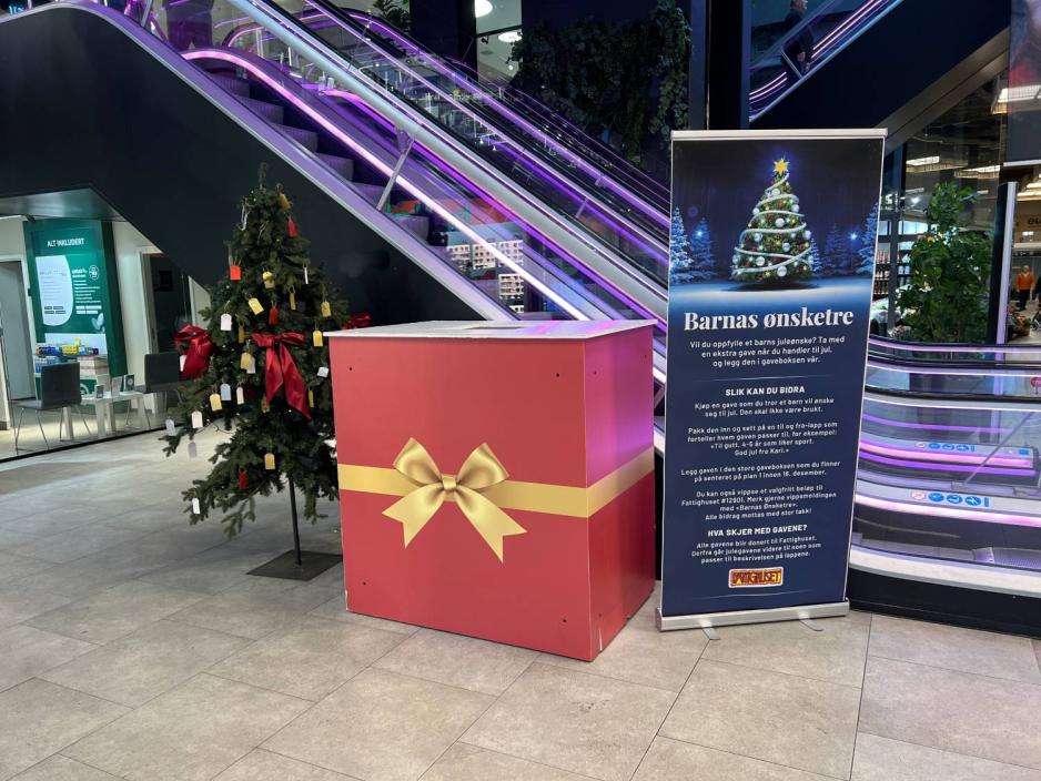 Her er &oslash;nsketreet ved siden av boksen der du skal levere gavene.