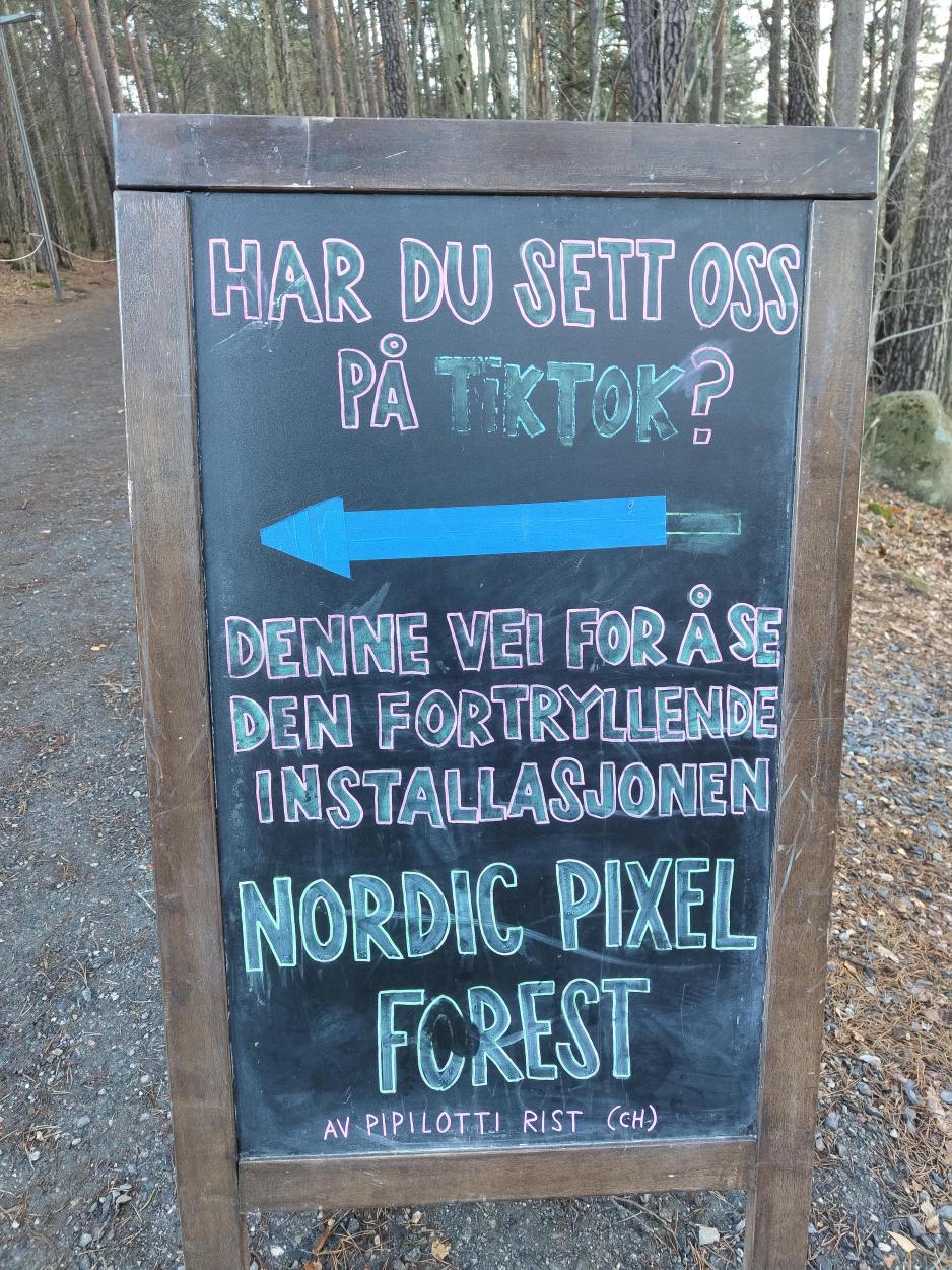 Et skilt i Ekebergparken som henviser seg til bes&oslash;kende som har funnet ut om parken gjennom TikTok