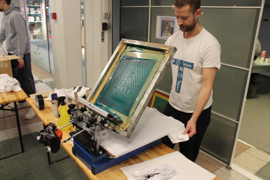 Joakim Tordal lager t-skjorter med trykk til bes&oslash;kende