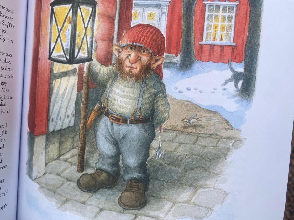 Illustrert bilde av Sagenenissen. En liten nisse med st&oslash;vler, skjegg og r&oslash;d lue.
