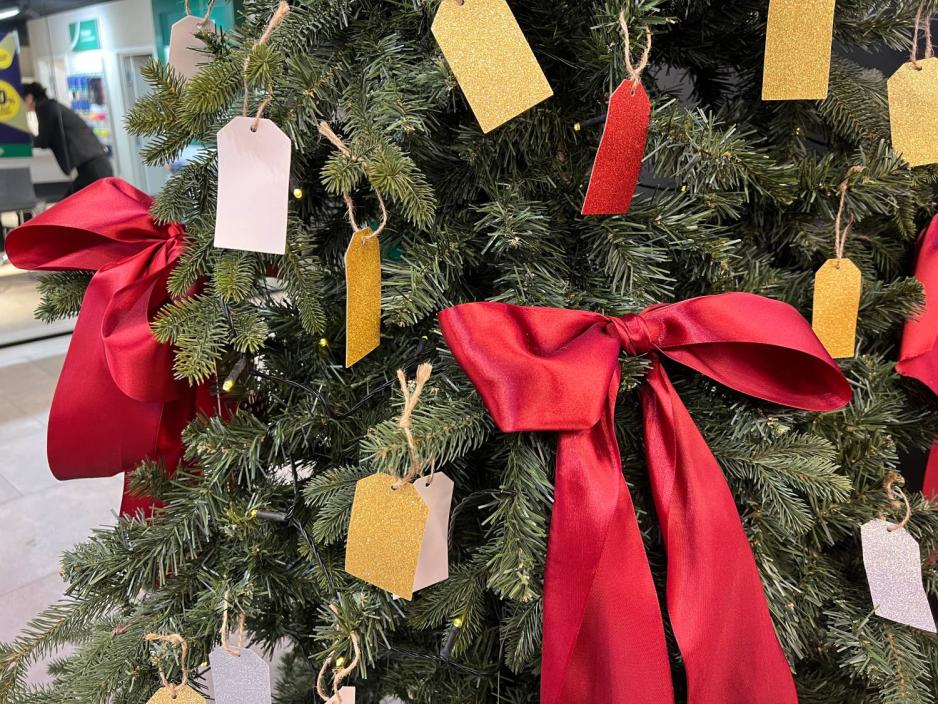 n&aelig;rbilde av &oslash;nsketreet og gavelappene du kan bruke p&aring; gavene