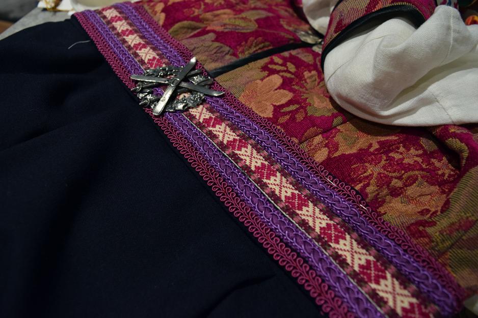 Detaljer p&aring; belte av en hjemmelaget festdrakt