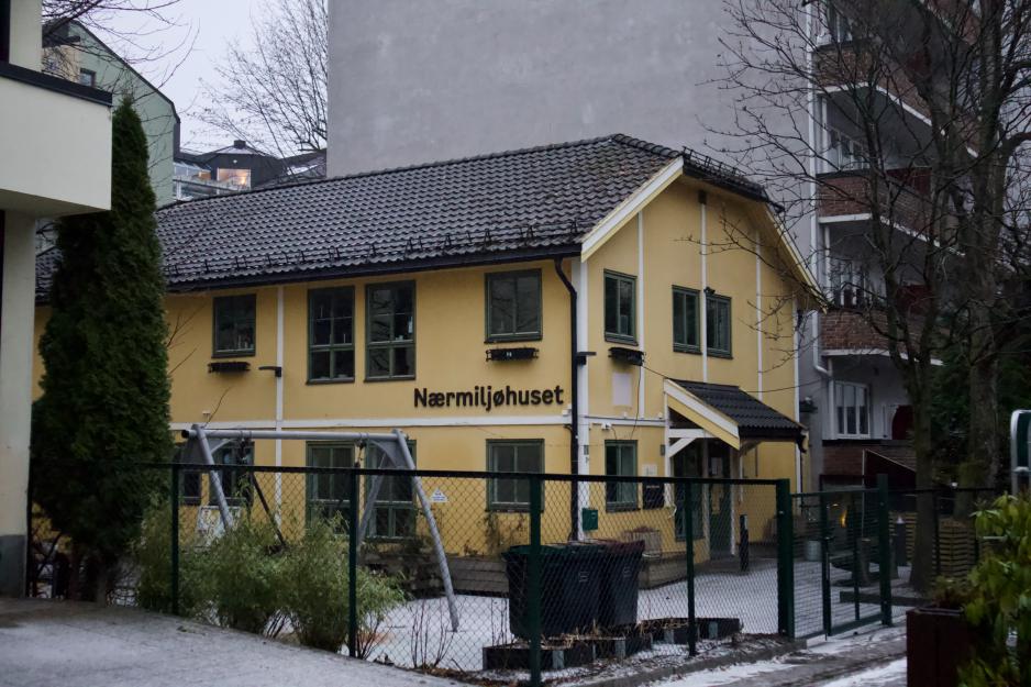 Et gult hus det det st&aring;r "n&aelig;rmilj&oslash;huset" p&aring; veggen