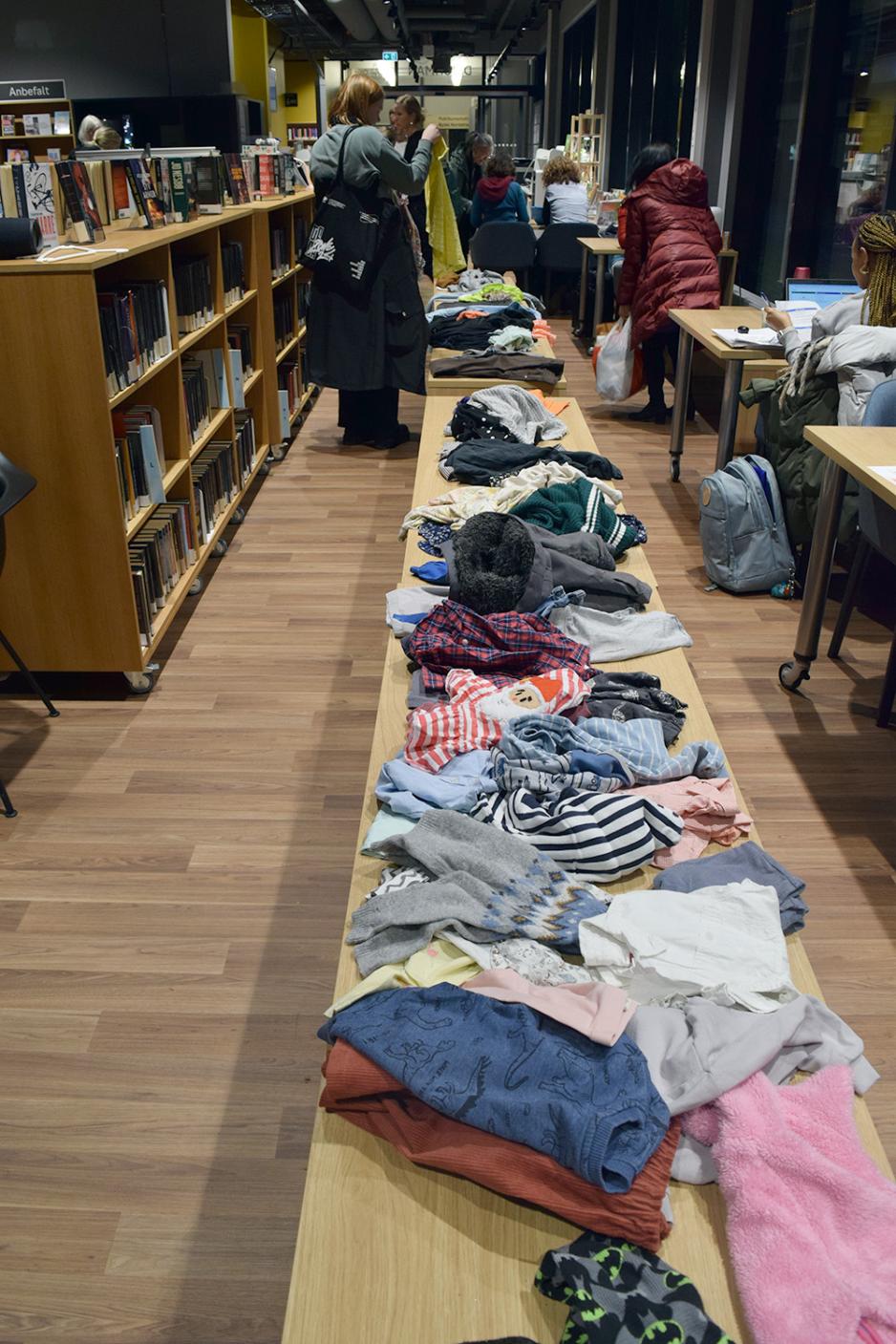 Kl&aelig;r fra klesbyttemarkedet p&aring; Deichman Lambertseter