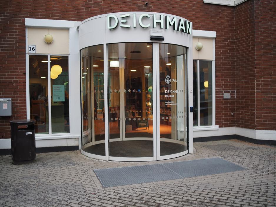 Et hvitt inngangsparti, og en r&oslash;d murvegg i bakgrunnen.