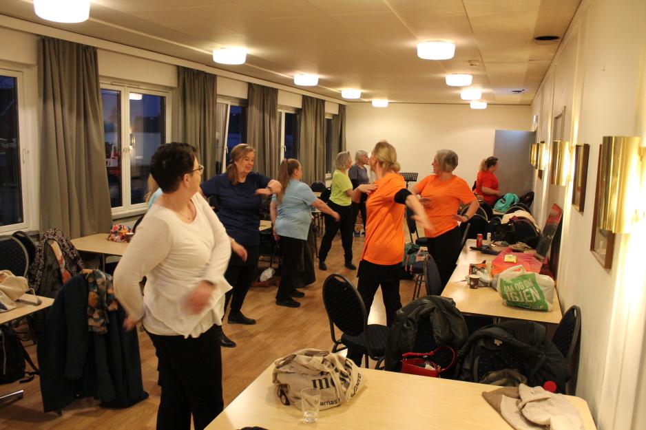 Revy-skuespillere varmer opp f&oslash;r forestilling