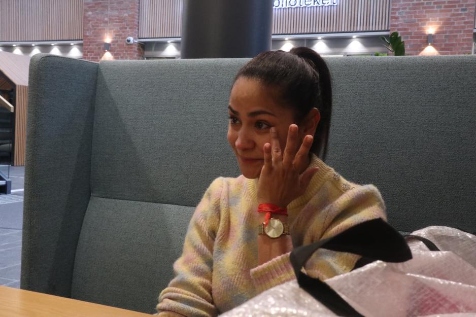 Andreza blir r&oslash;rt og feller noen t&aring;rer n&aring;r hun snakker om karneval i Brasil