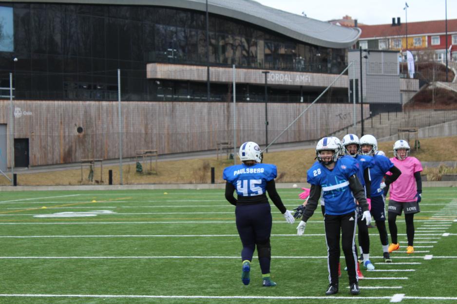 Laget gir high five til hverandre