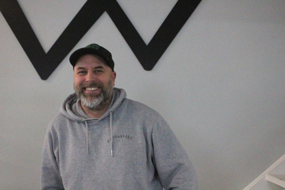 Marius Johansen, daglig leder for Betongpark AS, smiler mot kamera.