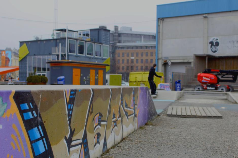 en del av skateparken p&aring; Aker brygge som er dekket av fargerik graffiti.