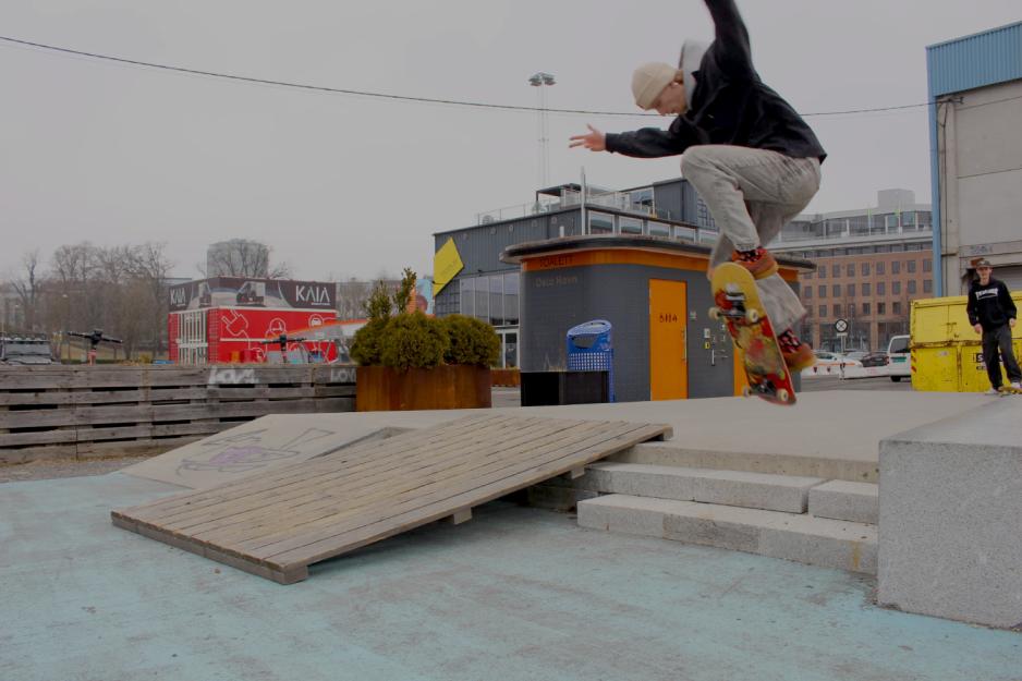 Tobias L&oslash;nnebotn gj&oslash;r et triks ned trappen i skateparken p&aring; Aker brygge