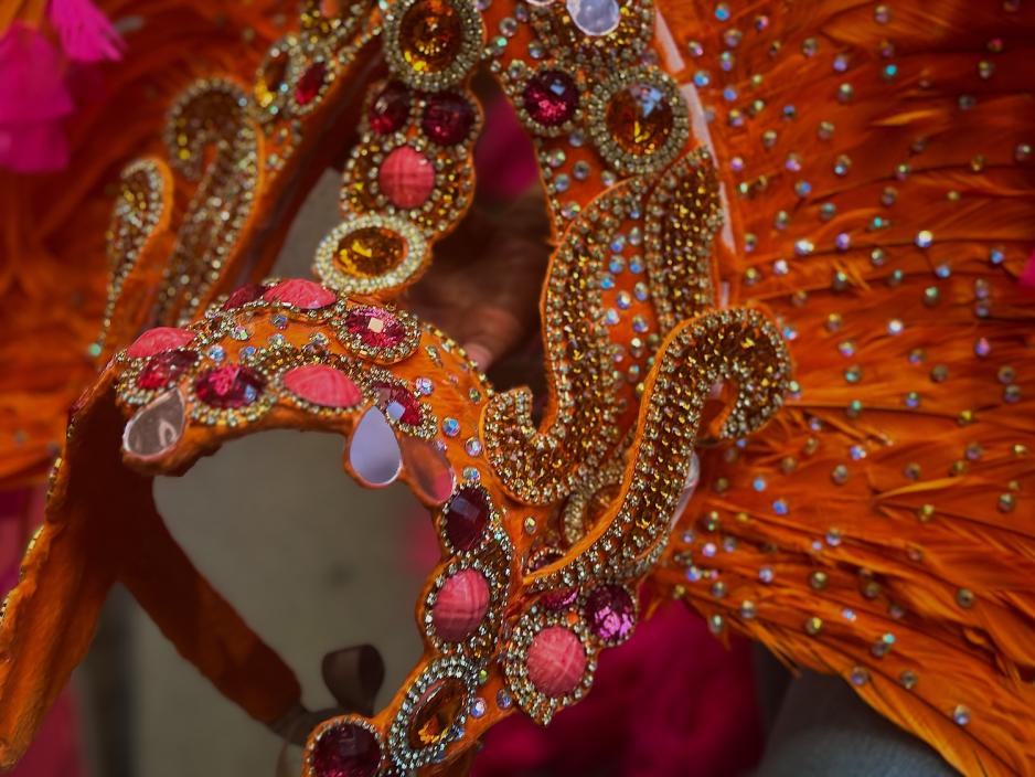 Detaljbilde av hodeplagget