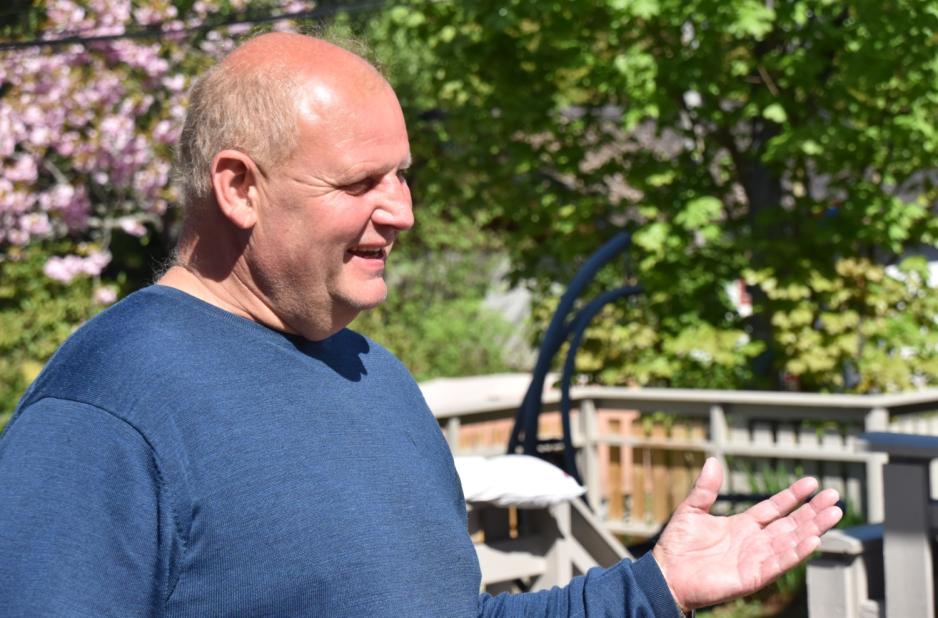 Jan K&aring;re Christensen st&aring;r og snakker