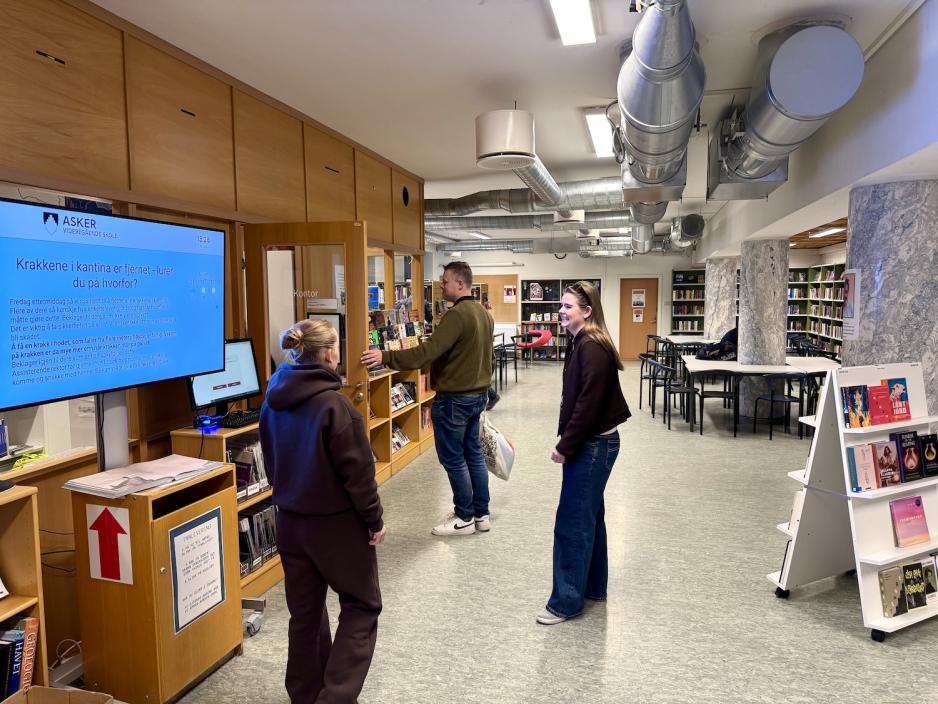 Glad og Jorsett p&aring; biblioteket 