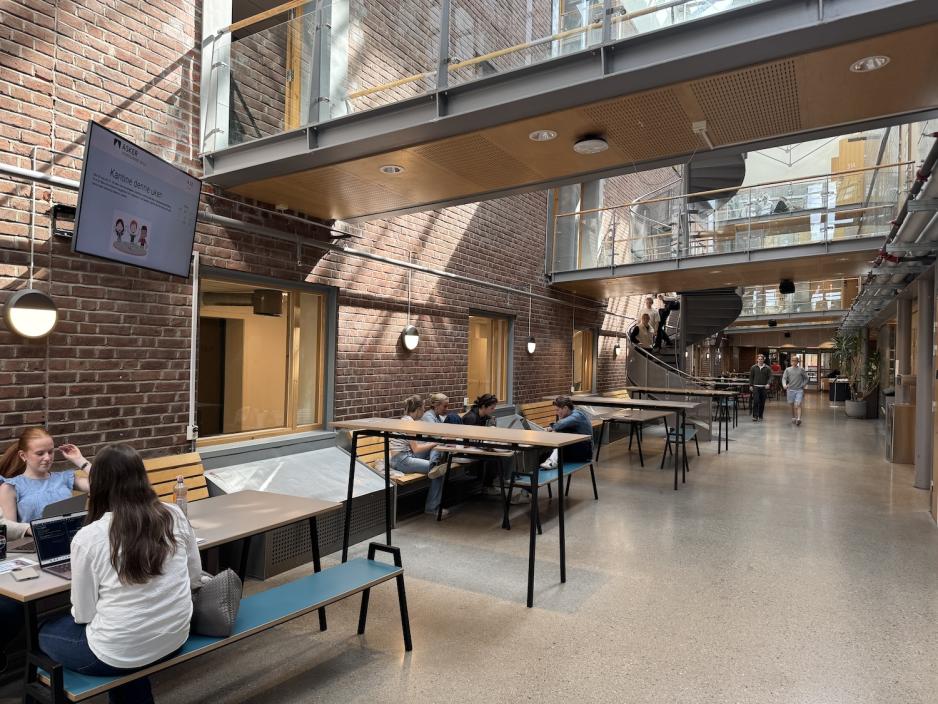 gang p&aring; asker videreg&aring;ende skole. elever sitter og leser 