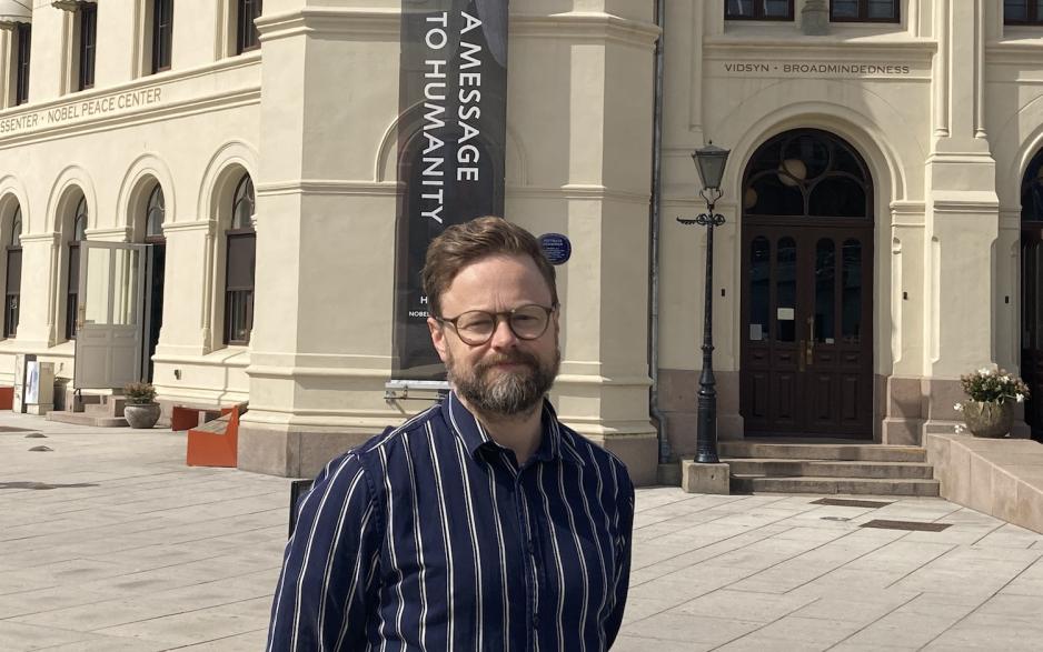 Kim Gr&oslash;nneberg foran Nobels fredssenter