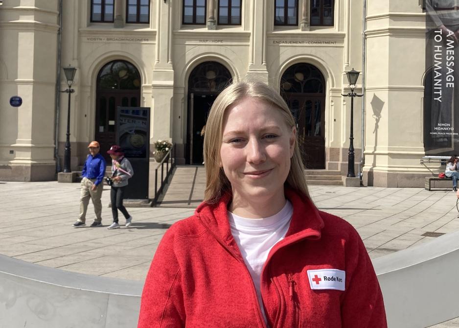 Solveig Ugland foran Nobels fredssenter