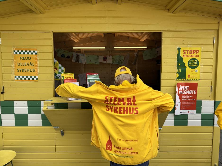 Mimi fors&oslash;ker aktivt &aring; f&aring; velgere til partiet. 