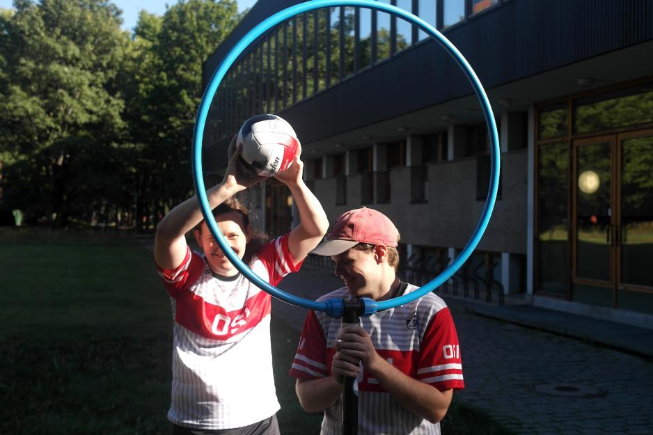 Toph og Roland spiller rumpeldunk