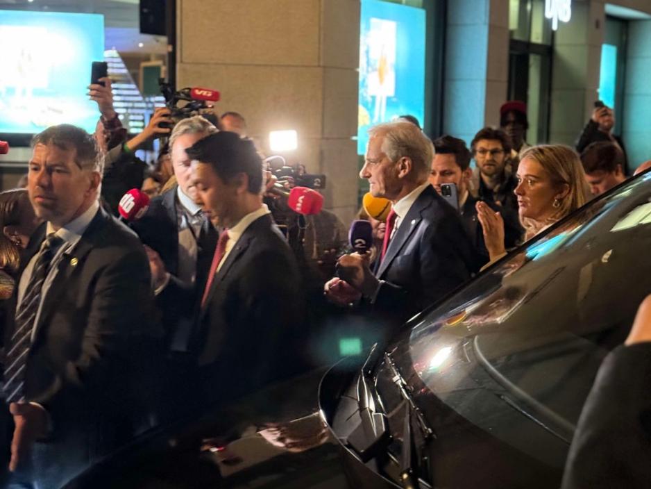 st&oslash;re valgkvelden 2025 p&aring; vei ut av bilen omringet av journalister