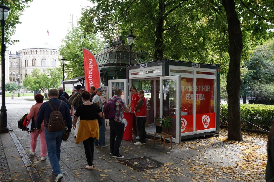 AP st&aring;r p&aring; stand i Karl Johans gate &aring; informerer om valget. 