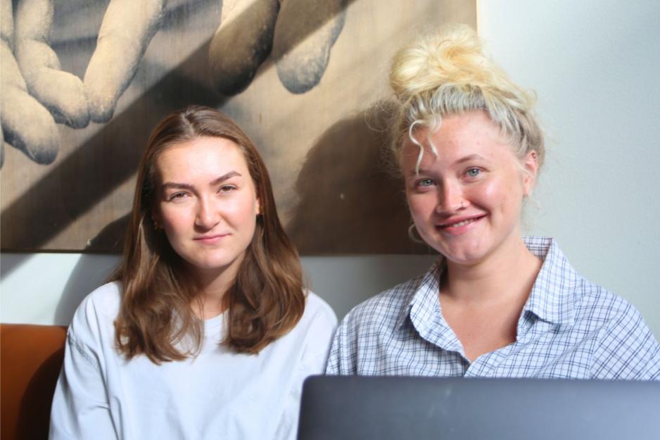 To studenter p&aring; cafe