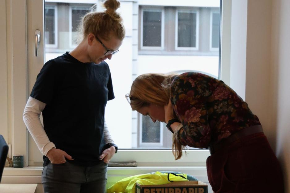 Sara har funnet en dueunge p&aring; bakken