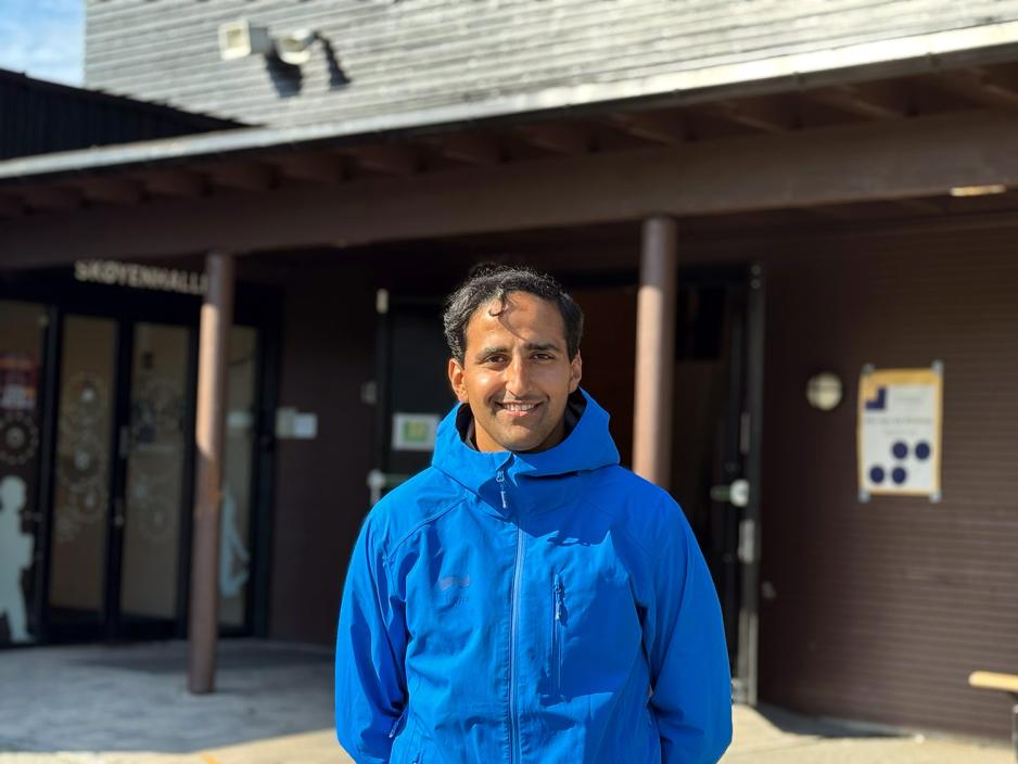 Hassan Nawaz utenfor Sk&oslash;yen skole