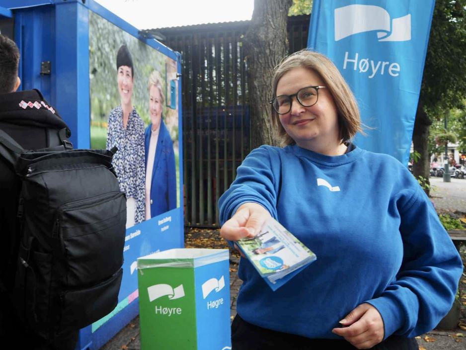 Kjersti Aastad deler ut flyers ved H&oslash;yres valgbod.