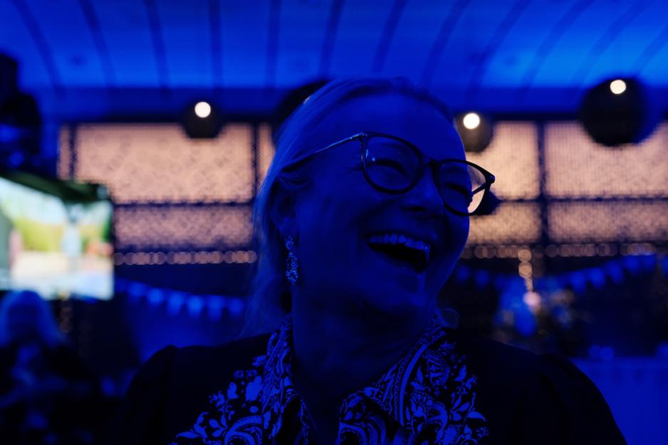 Hanne Igland koser seg p&aring; valgvake.