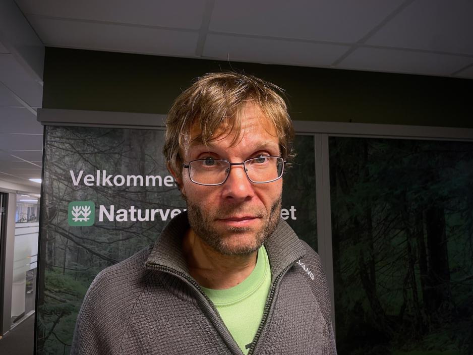 N&aelig;rbilde av naturvernforbundets fagsjef, Holger Schlaupitz, ser alvorlig inn i kamera