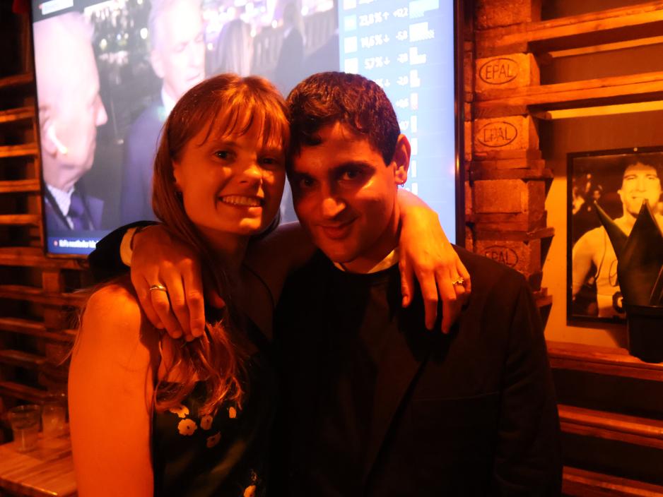 To personer feirer MDG sitt resultat p&aring; valgvaken.