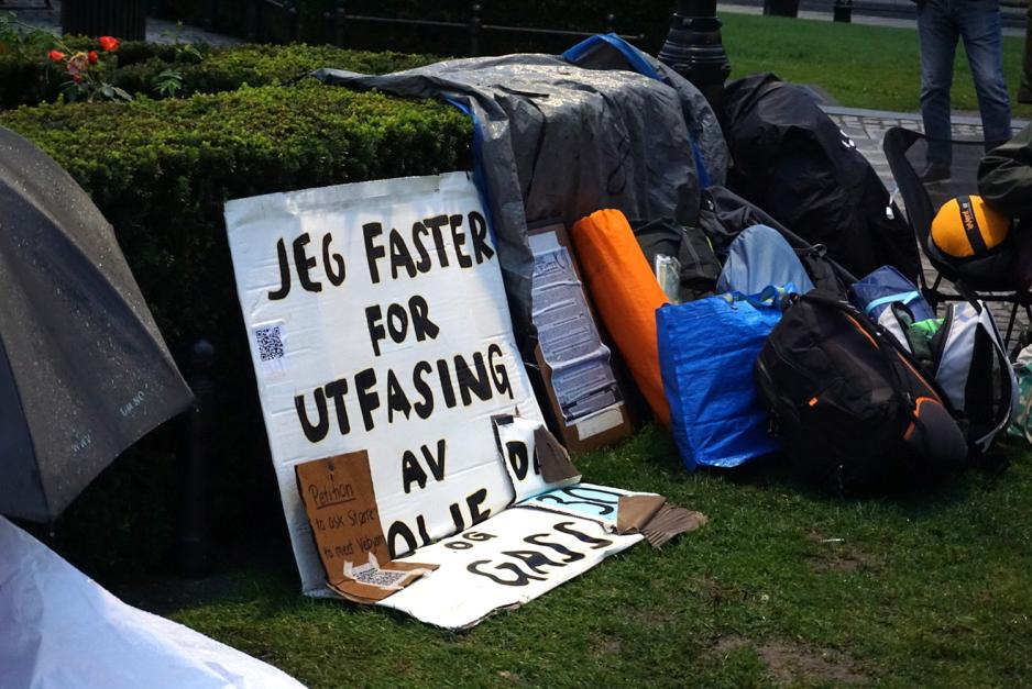 "Jeg faster for utfasing av olje og gass" st&aring;r det p&aring; Berg sin slitne og litt forfallende plakat. Plakaten er omringet av telt og sekker til aktivistene som viser st&oslash;tte og vil sove sammen med Berg fredagkveld.