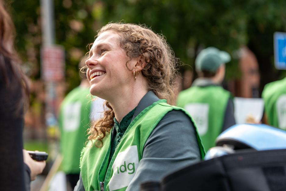 En dame if&oslash;rt MDG vest smiler