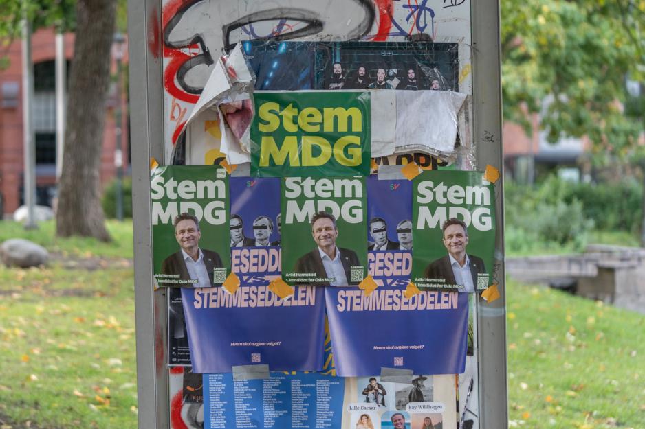Ett skilt dekket av plakater, p&aring; 4 av plakatene st&aring;r det "Stem MDG"