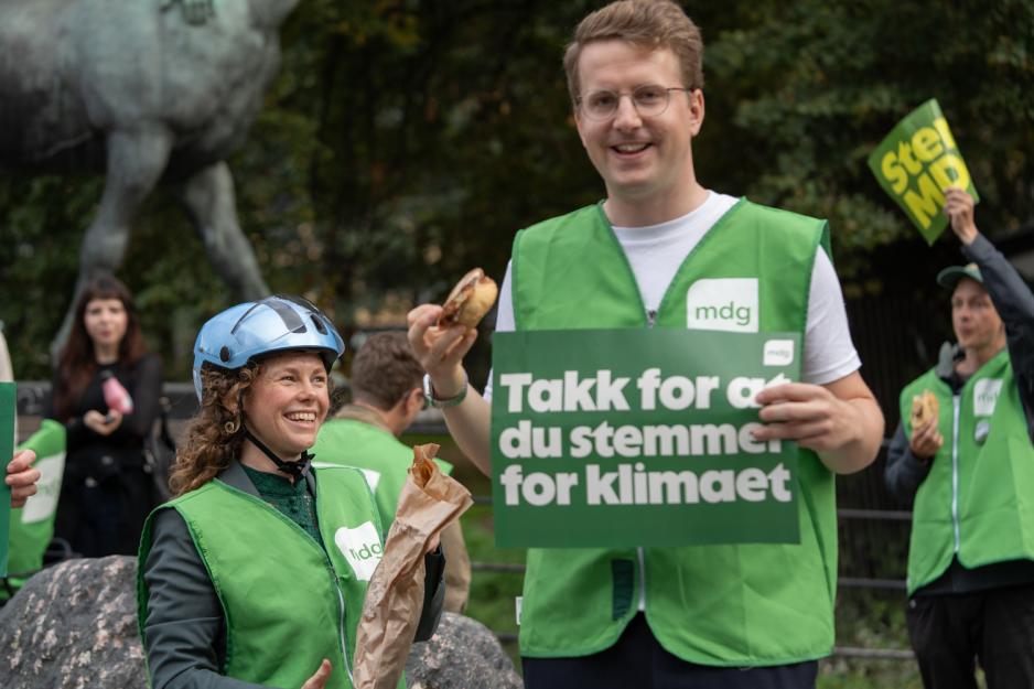 En mann og en dame, mannen holder en bolle i h&aring;nda