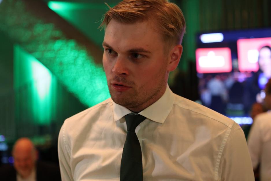 Nils Forren ser konsentrert ut under intervju p&aring; valgvaken til Senterpartiet.