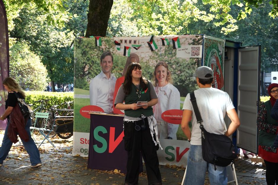 En frivillig fra SV gir informasjon om valget til usikre velgere p&aring; valgdagen